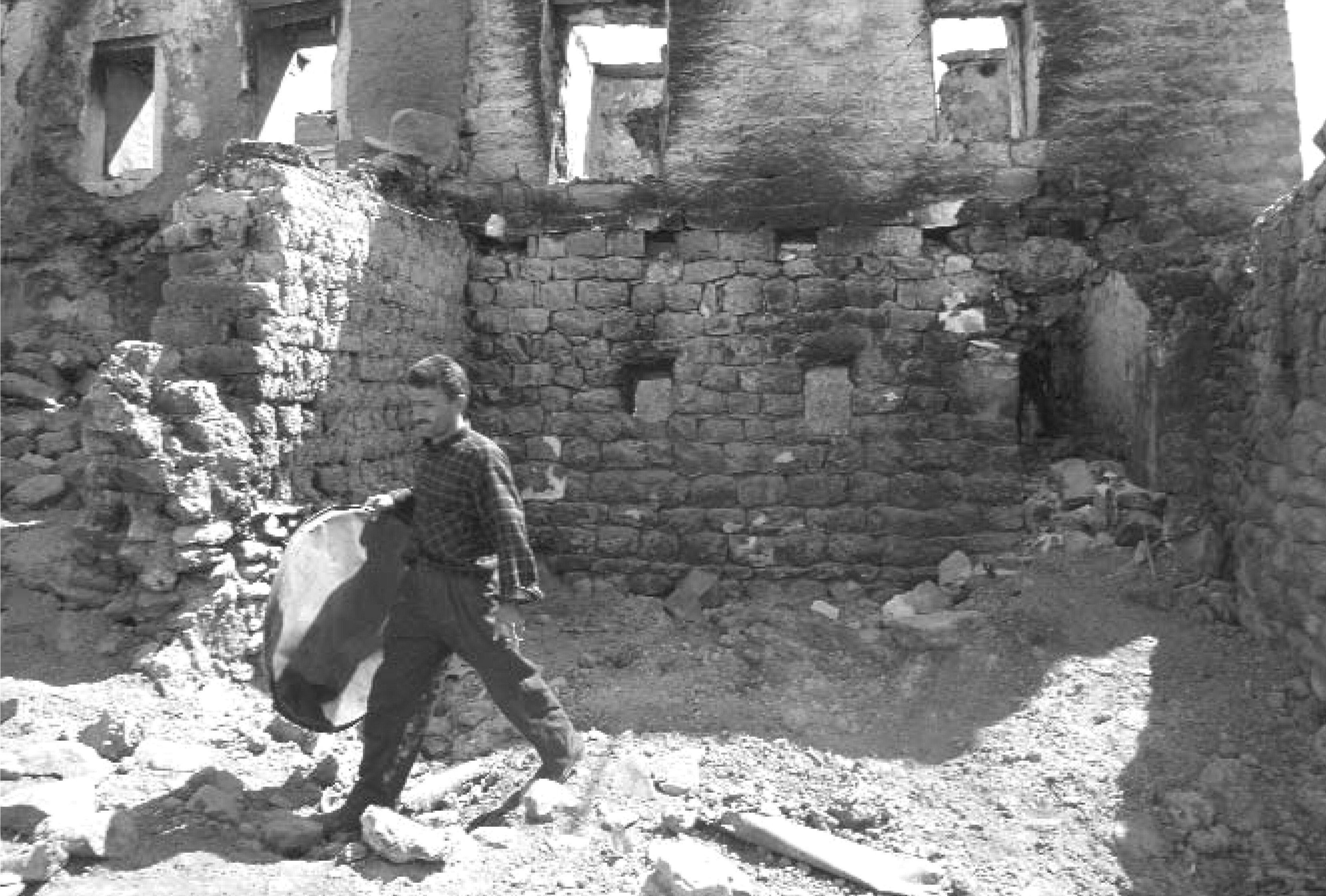 Руины сгоревшего курдского поселения, 1980 год