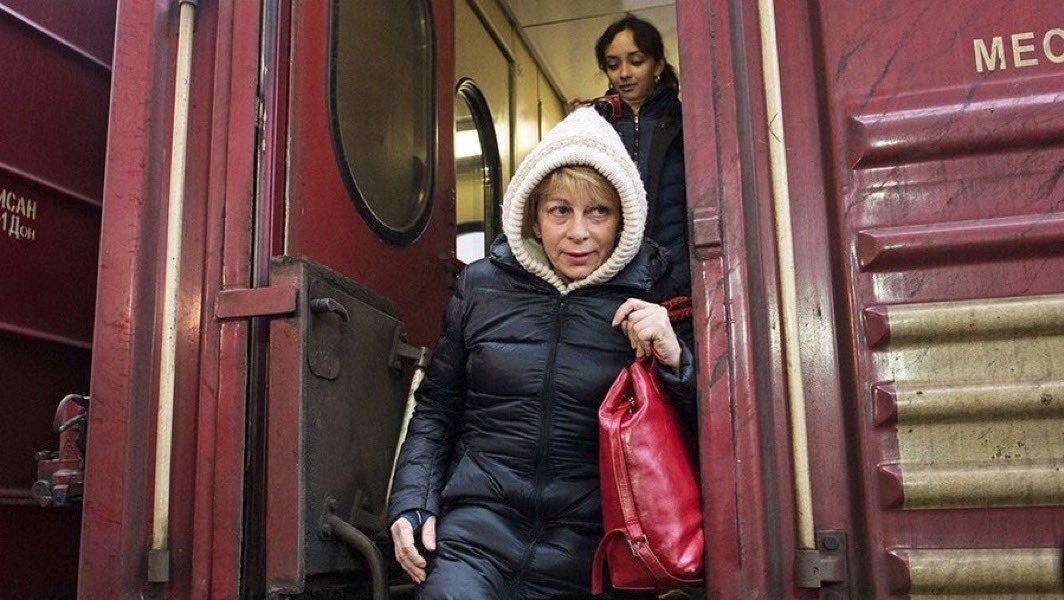 Анастасия Трофимова с Елизаветой Глинкой 11 декабря 2014 года. Тогда, по сообщениям РИА Новости, Глинка привезла группу тяжелобольных детей из Донецка в Москву