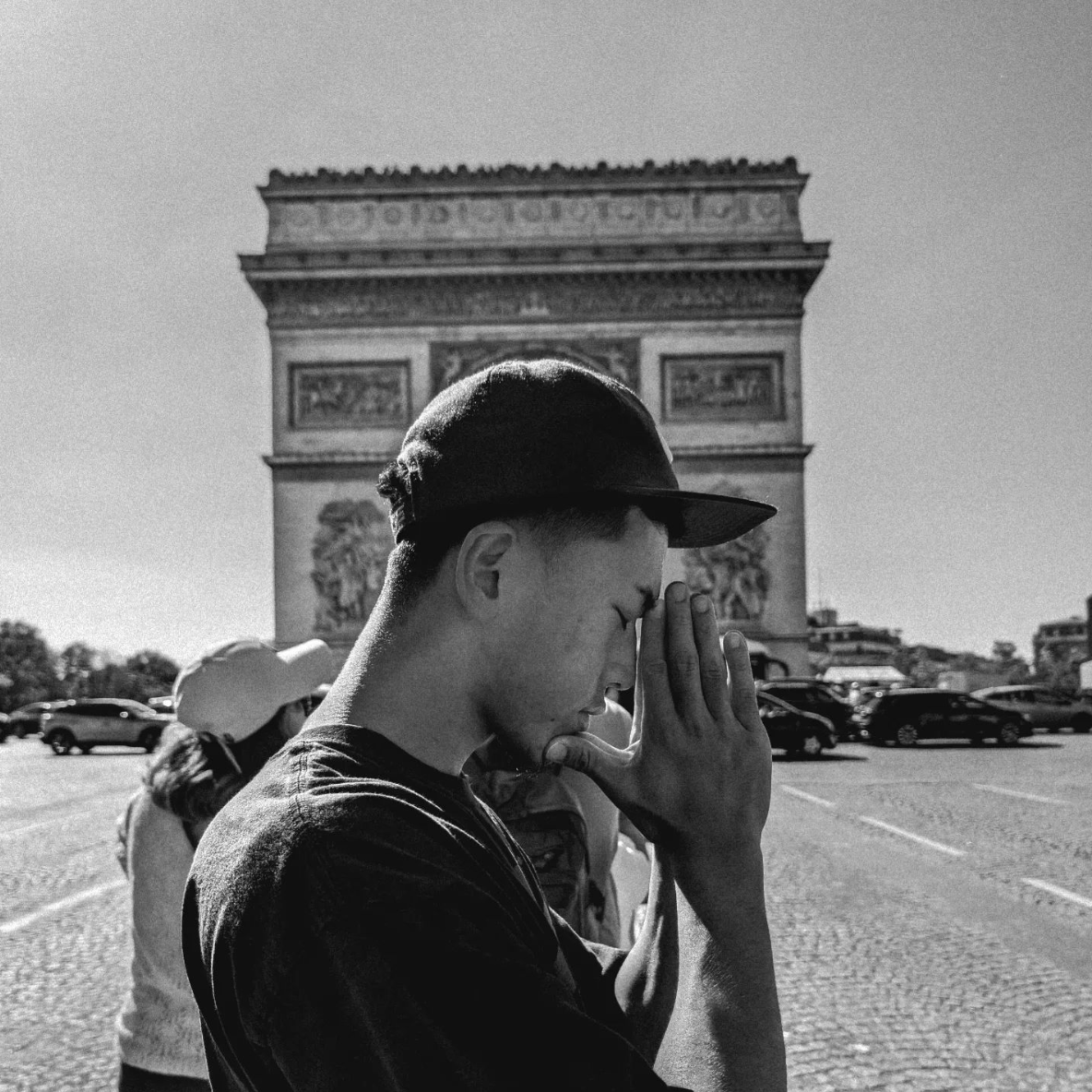 Токито Ода на фоне Триумфальной арки в Париже