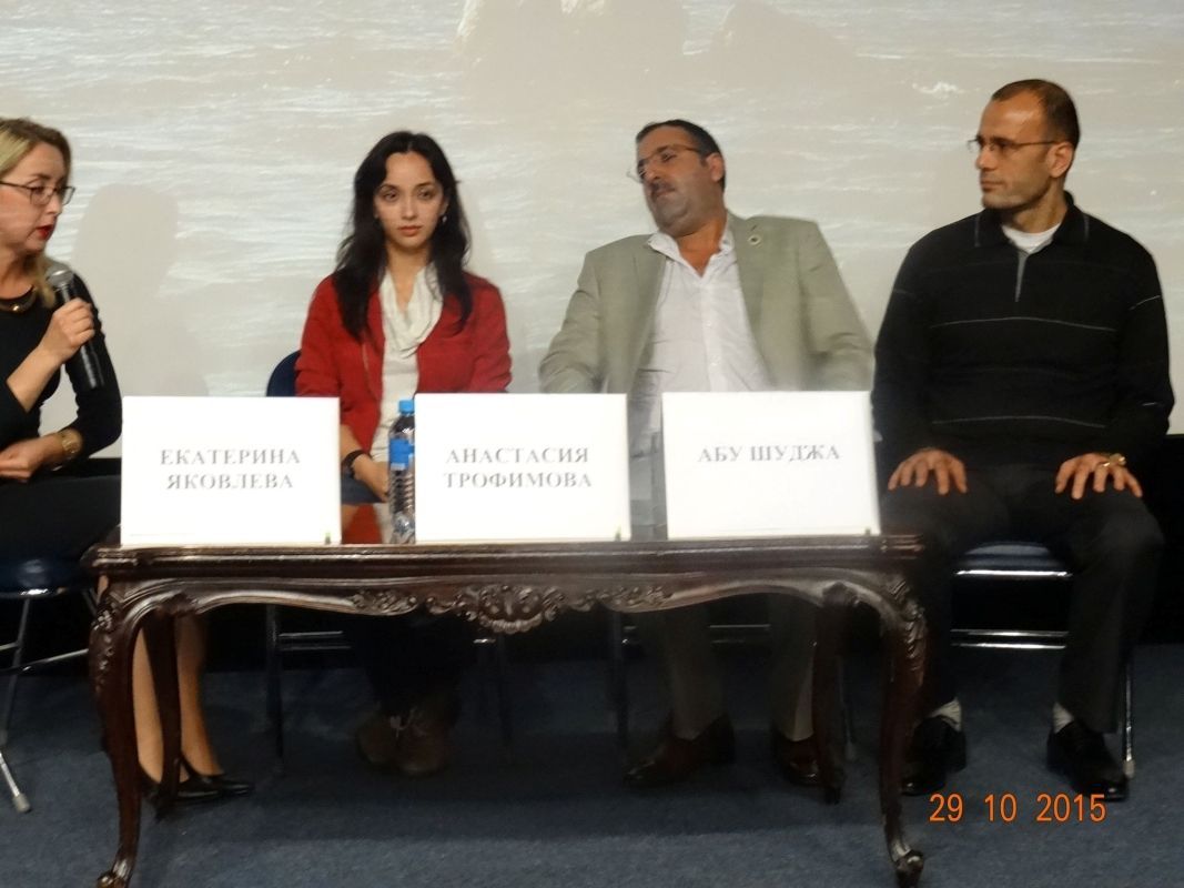 Анастасия Трофимова на премьере «Жертв ИГИЛ» вместе с героем фильма Абу Шуджа и руководителем RTД Екатериной Яковлевой